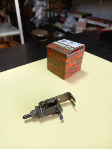 زبانه درب باک